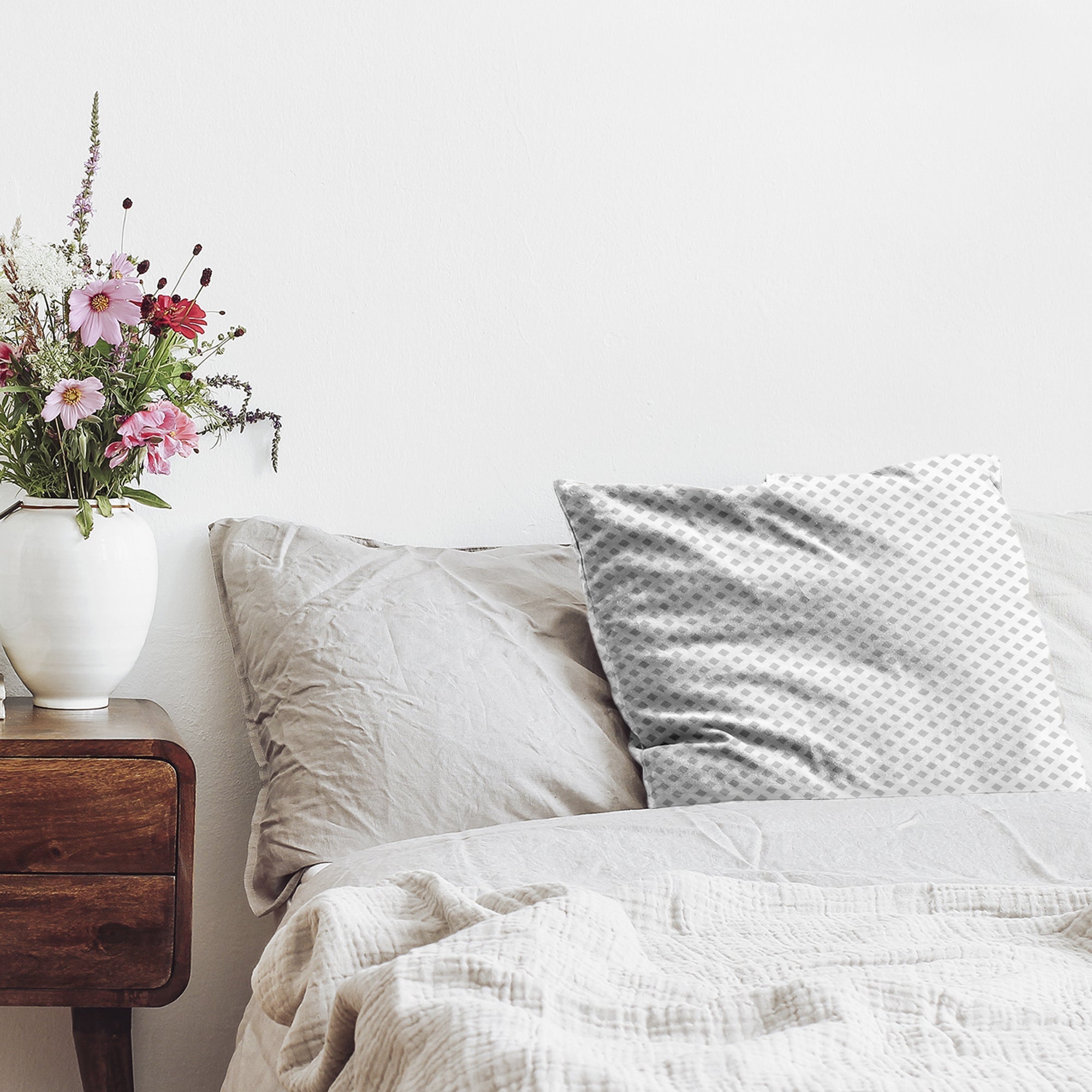 Almohada de salud blanca con delicados cuadros