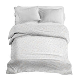 Set de ropa de cama con mantas terapéuticas y delicados ramos de flores