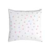 Almohada de salud blanca con pequeños corazones