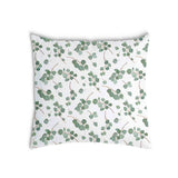 Almohada de salud blanca con ramas de eucalipto