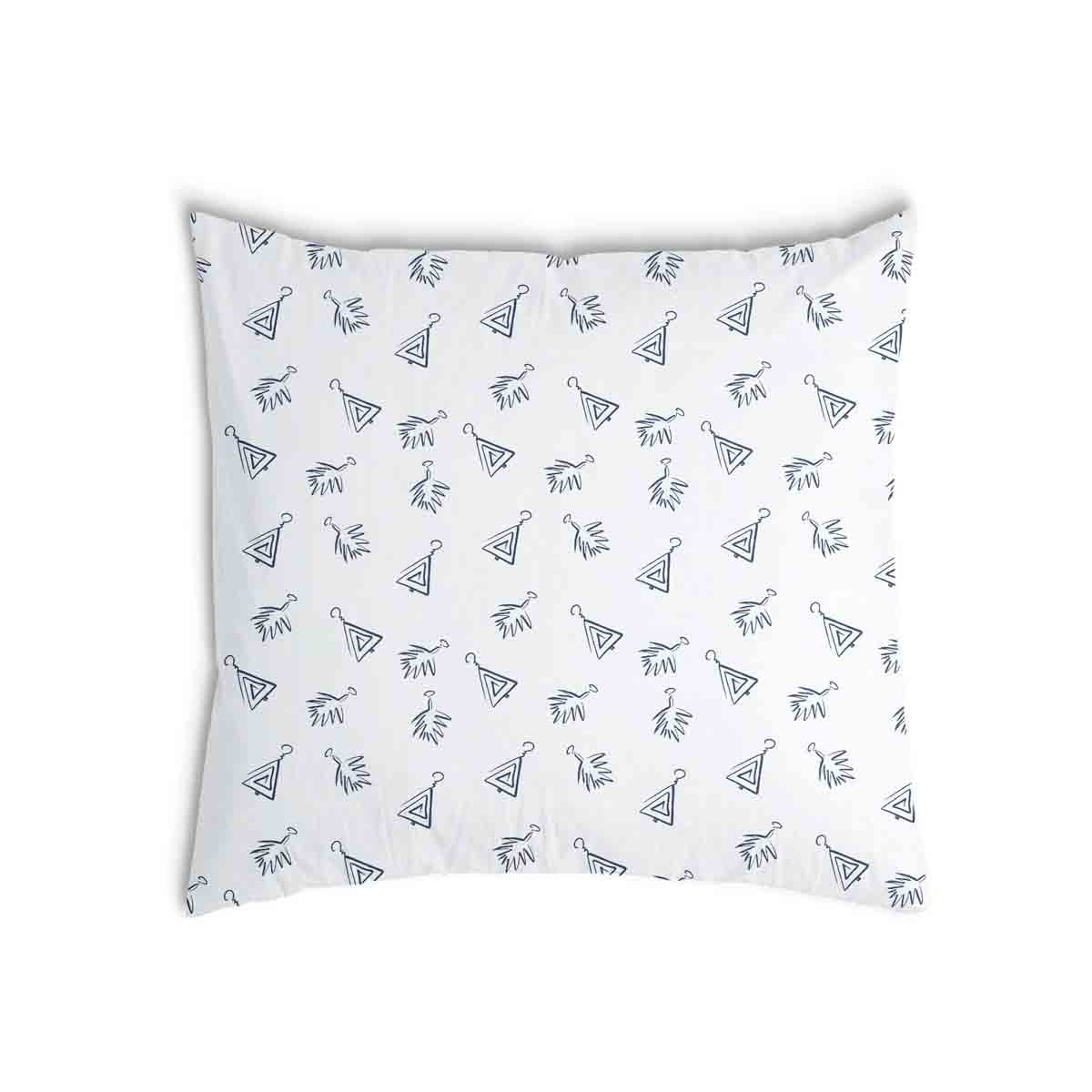 Almohada de salud blanca con pendientes bohemios