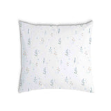 Almohada de salud blanca con flores de primavera