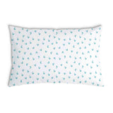 Almohada de salud blanca con corazones azules