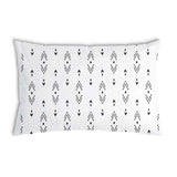 Almohada de salud blanca con patrón de flechas negras