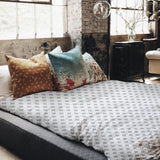 Set de ropa de cama con mantas terapéuticas blancas con delicados cuadros