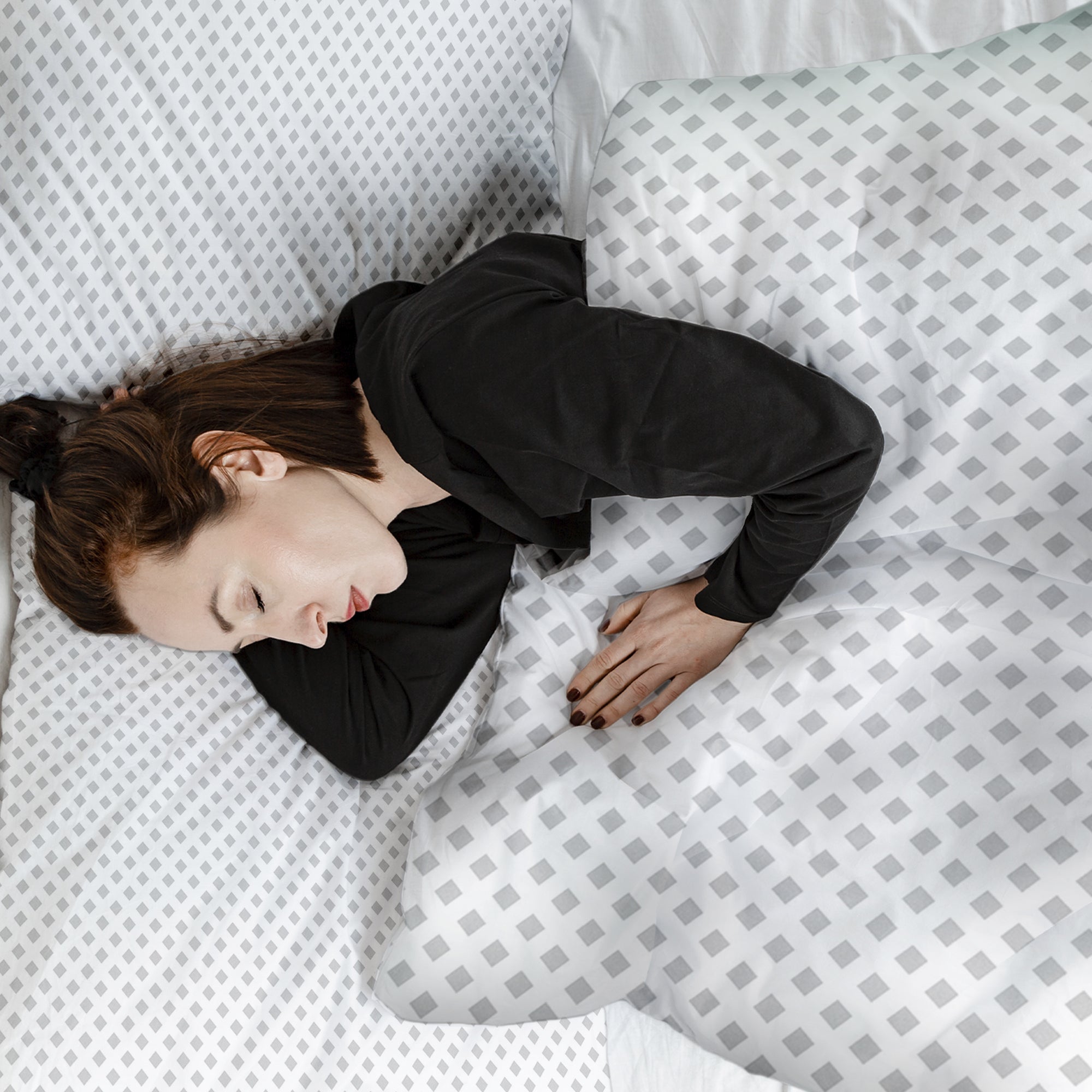 Set de ropa de cama con mantas terapéuticas blancas con delicados cuadros