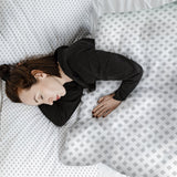 Set de ropa de cama con mantas terapéuticas blancas con delicados cuadros