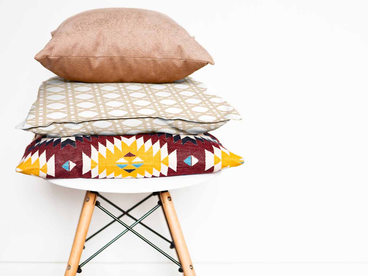 Almohada de salud blanca con círculos beige