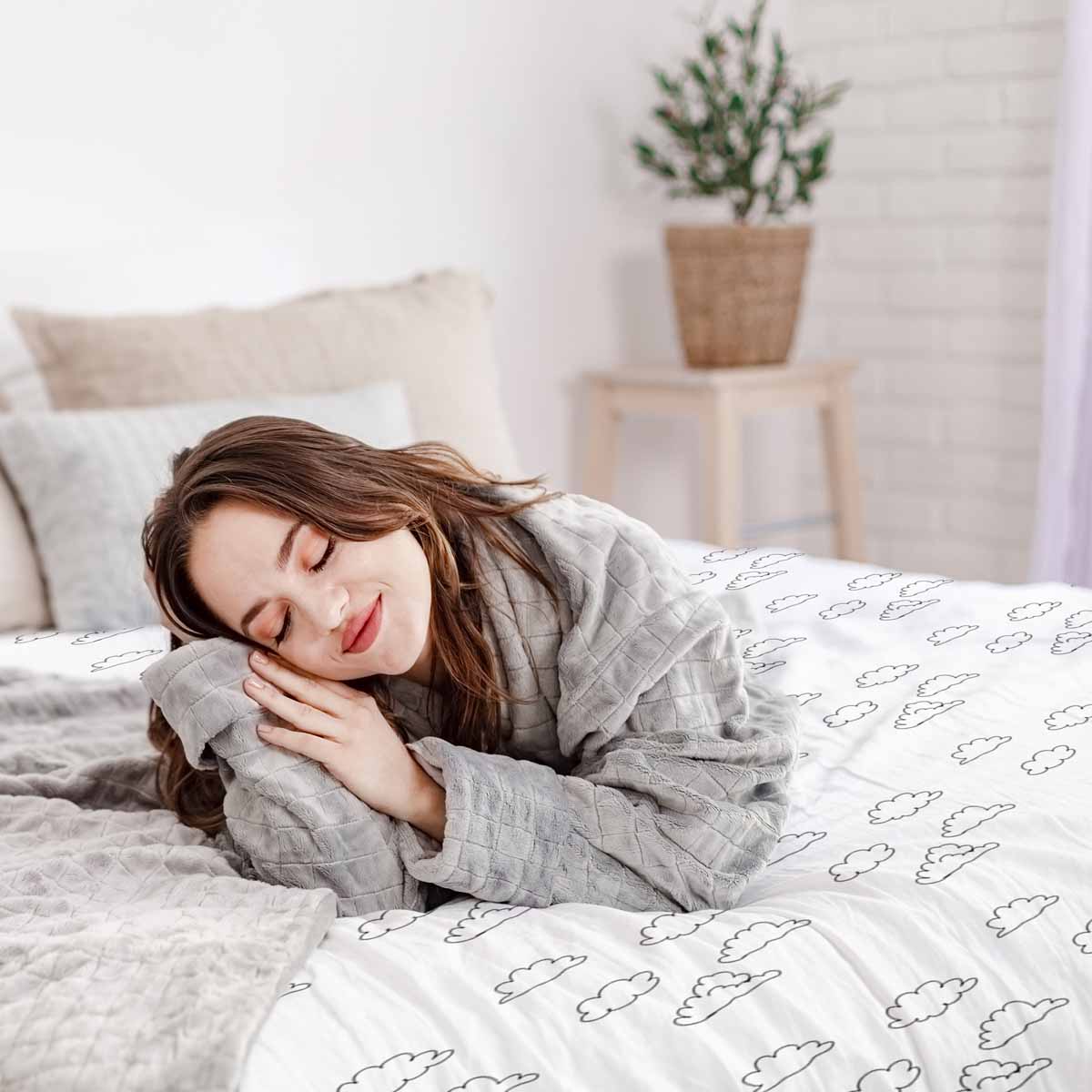 Juego de ropa de cama con manta terapéutica blanca con nubes