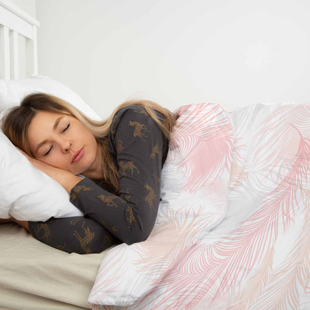 Juego de ropa de cama con manta terapéutica blanca con plumas rosas