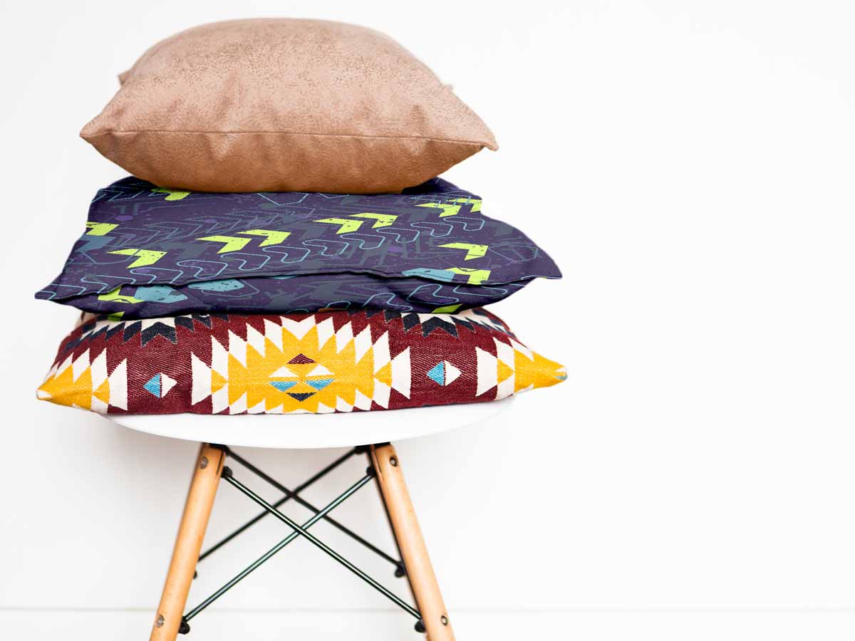 Almohada de salud azul oscuro con flechas