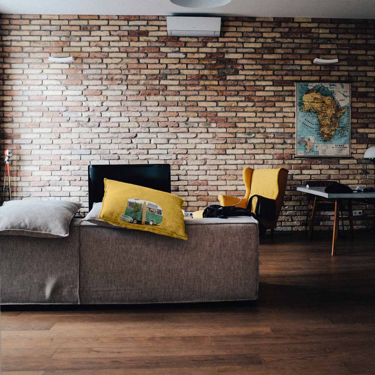 Almohada de salud amarilla con autobús