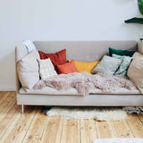 Almohada de salud blanca con manchas grises