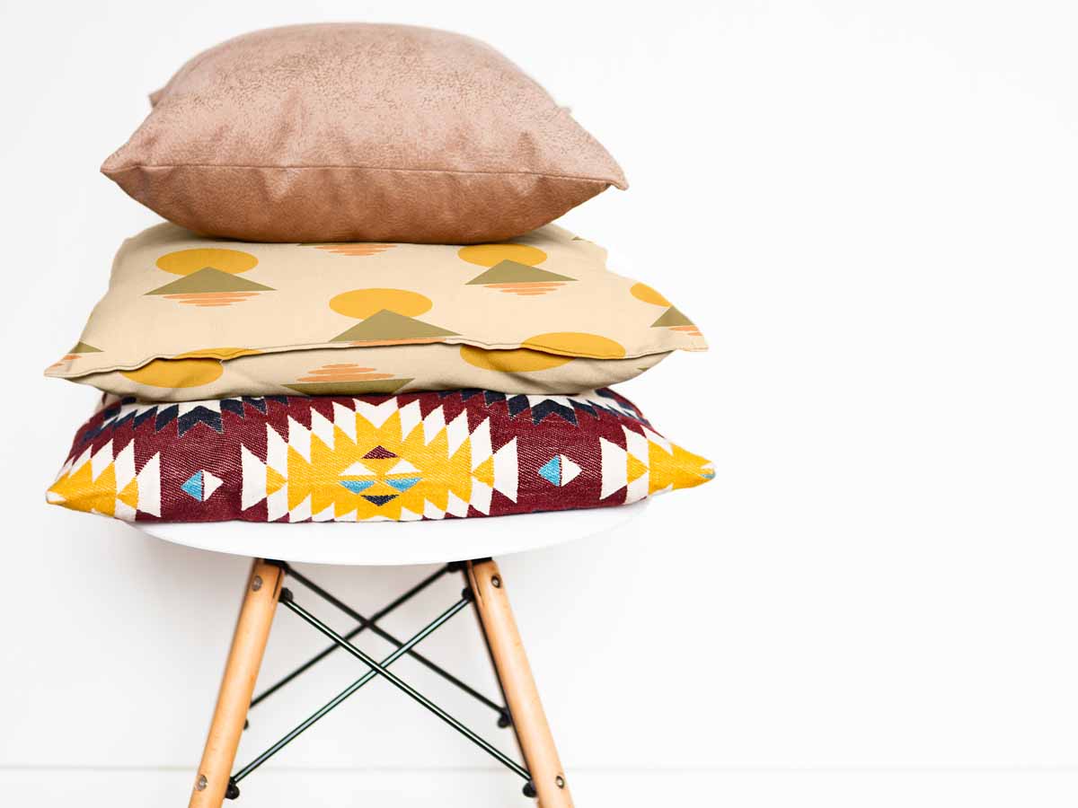 Almohada de salud con formas amarillas