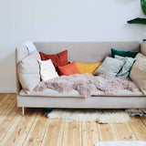 Almohada de salud blanca con puntos grises