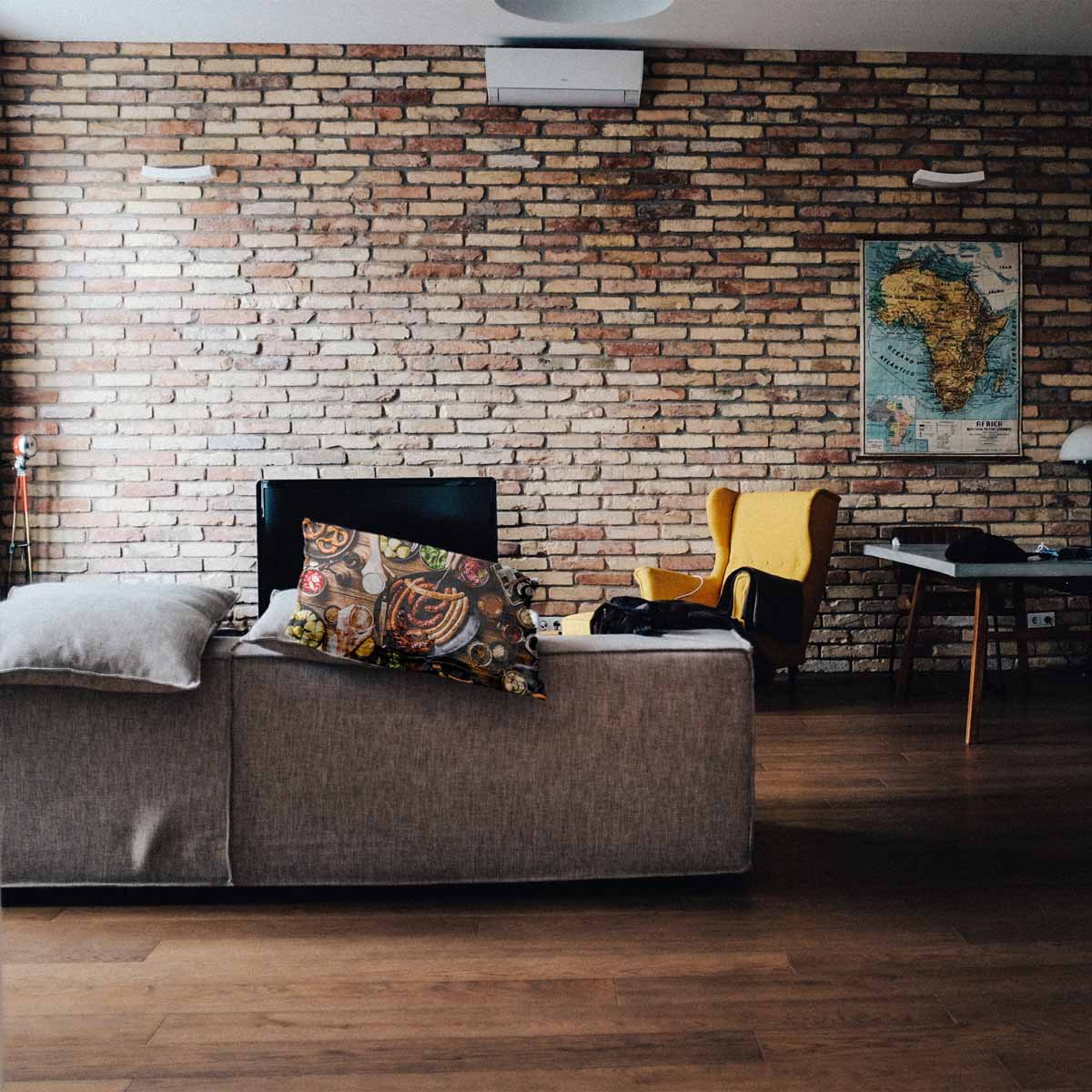 Almohada de salud con plato de salchichas