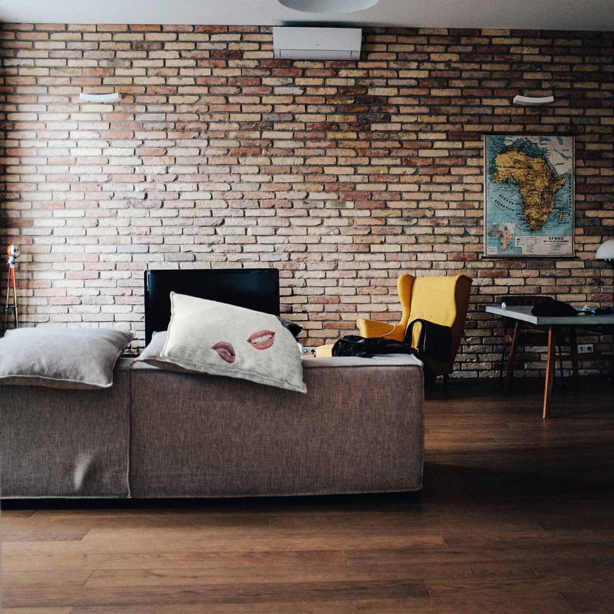 Almohada de salud blanca con labios