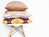 Almohada de salud beige con rostro abstracto