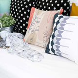 Almohada de salud beige con rostro abstracto