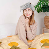 Set de ropa de cama con mantas terapéuticas y formas amarillas