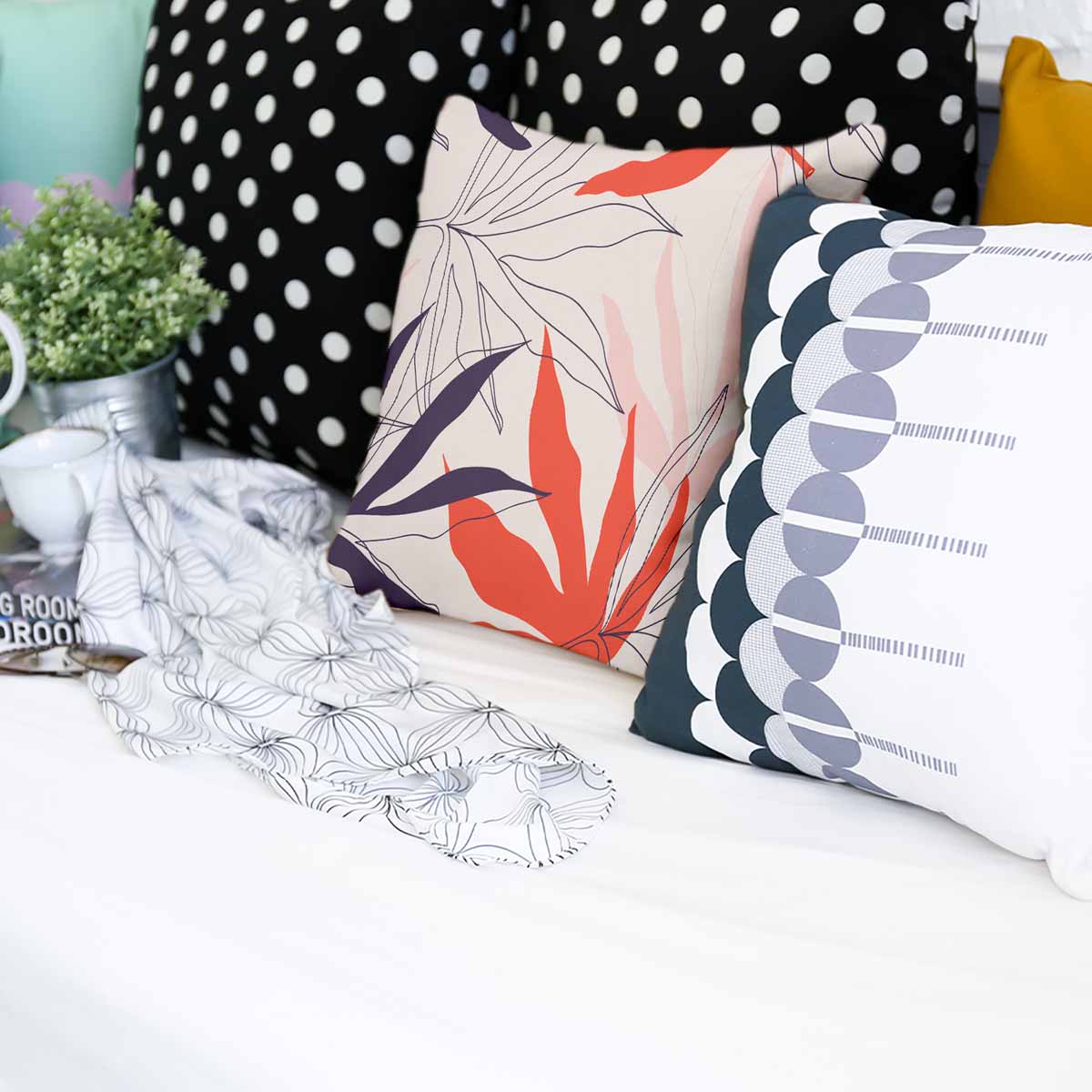 Almohada de salud beige con hojas de colores