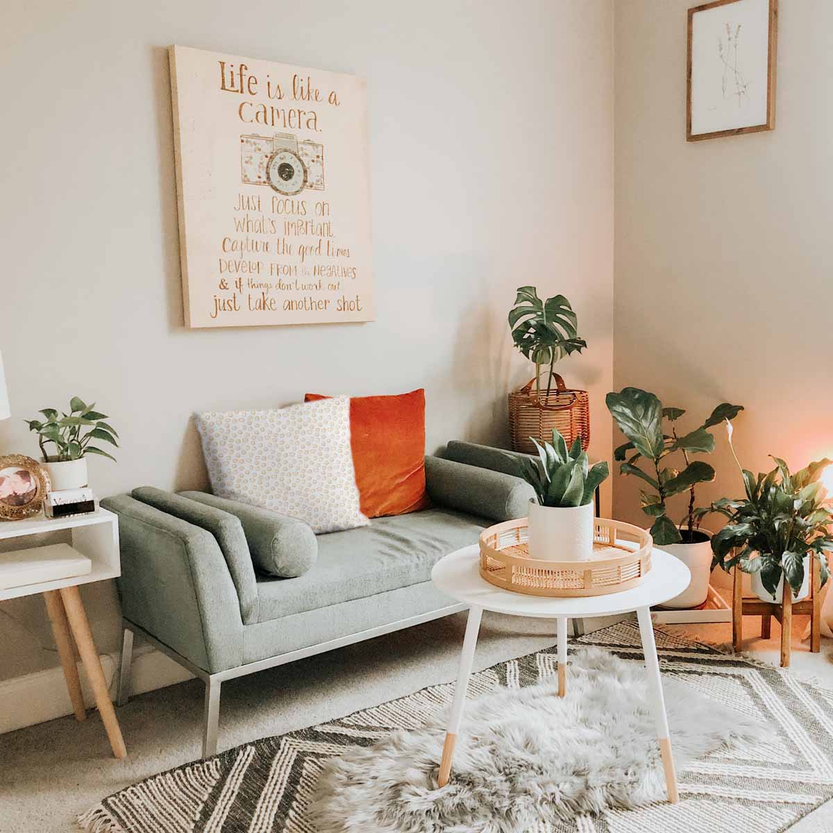 Almohada de salud con círculos naranjas