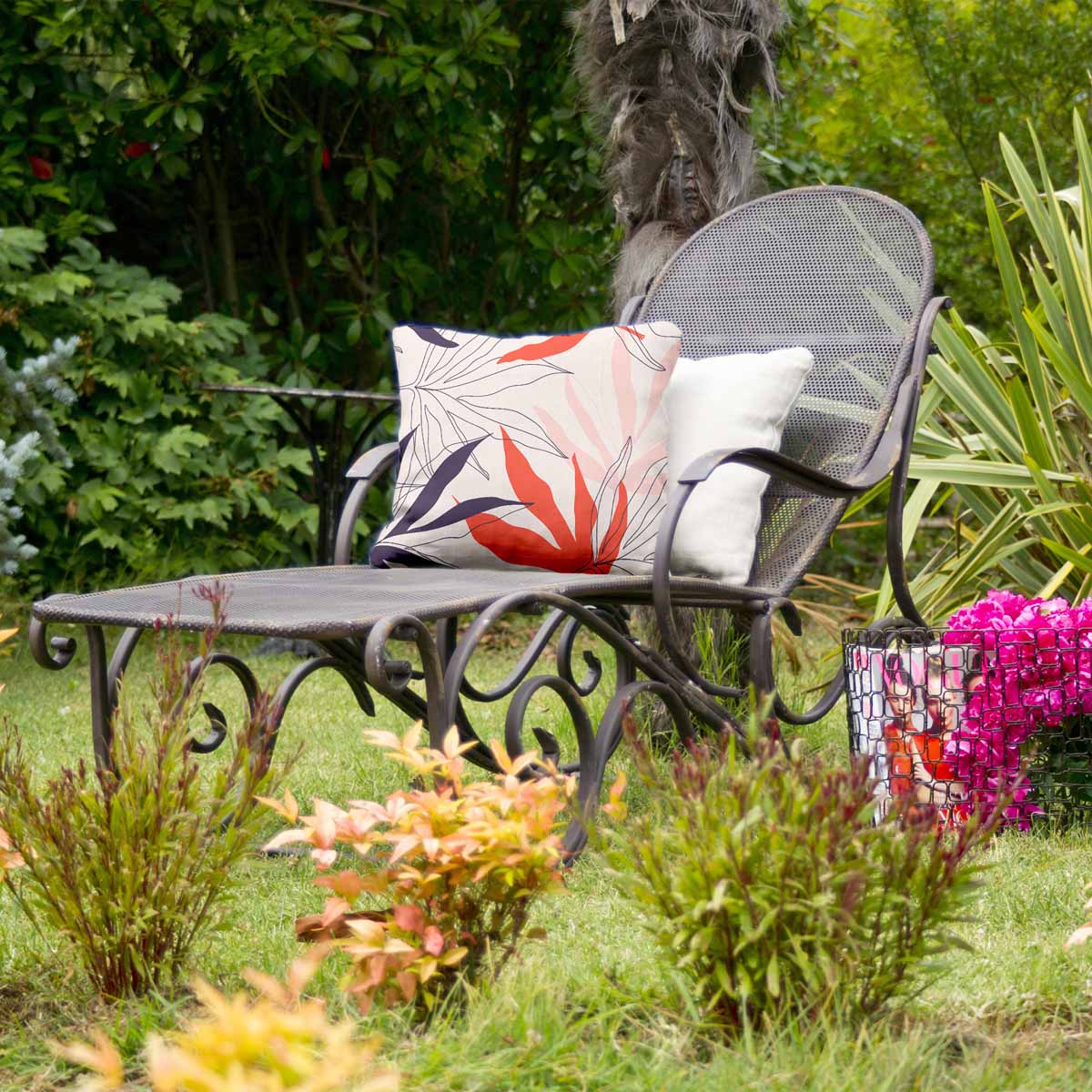 Almohada de salud beige con hojas de colores