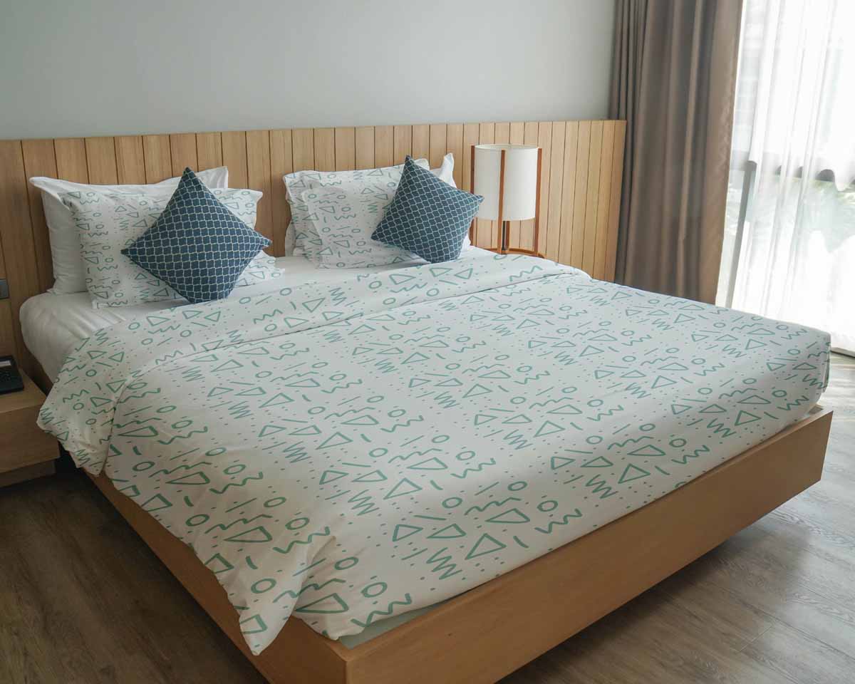 Set de ropa de cama con manta terapéutica blanca con formas azules