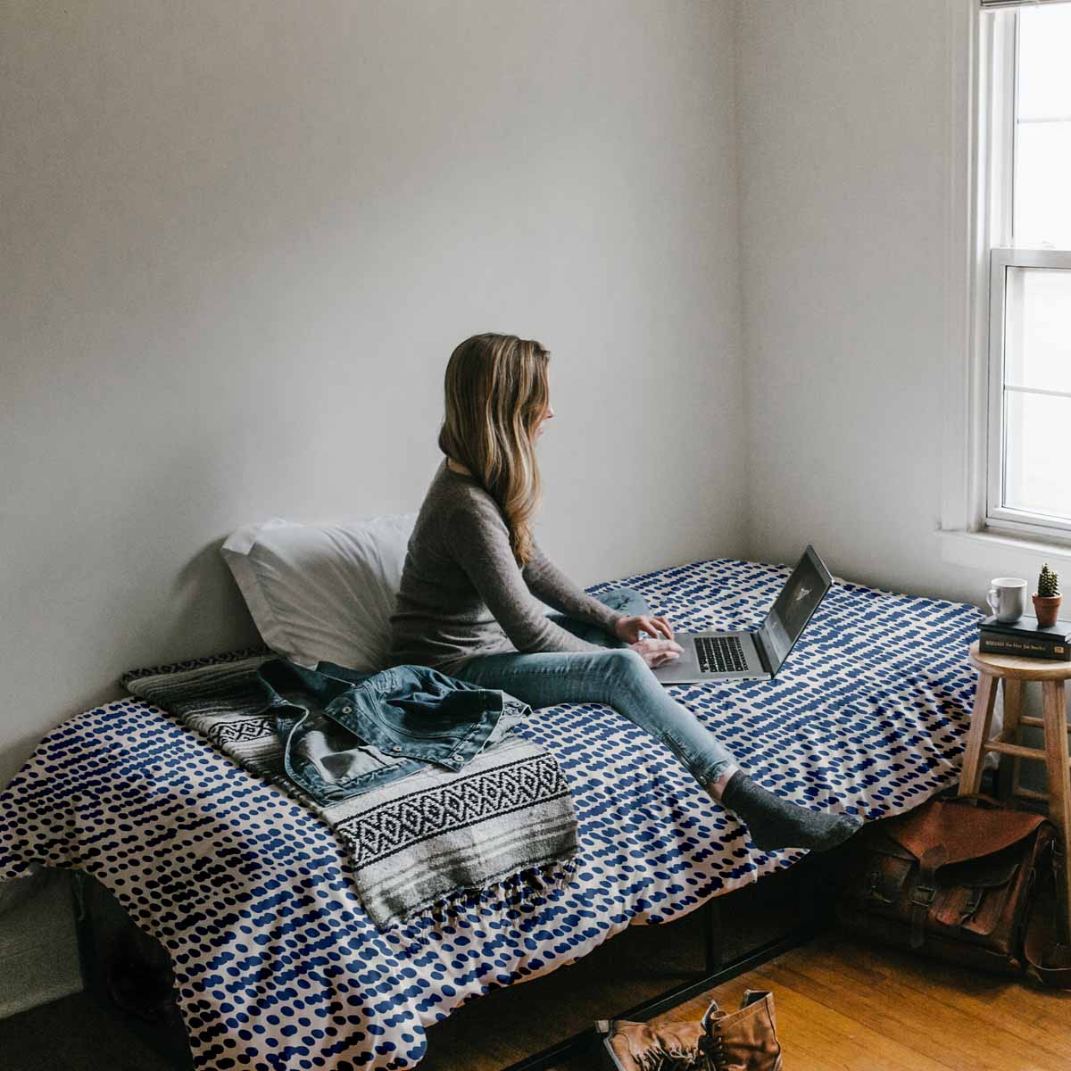 Juego de ropa de cama con mantas terapéuticas y puntos azules