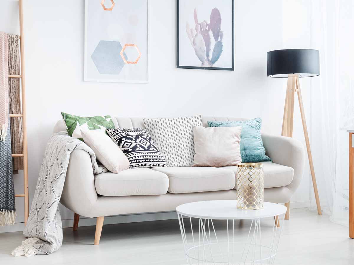 Almohada de salud blanca con manchas grises