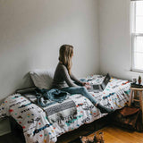 Juego de ropa de cama con manta terapéutica blanca con coches de carreras