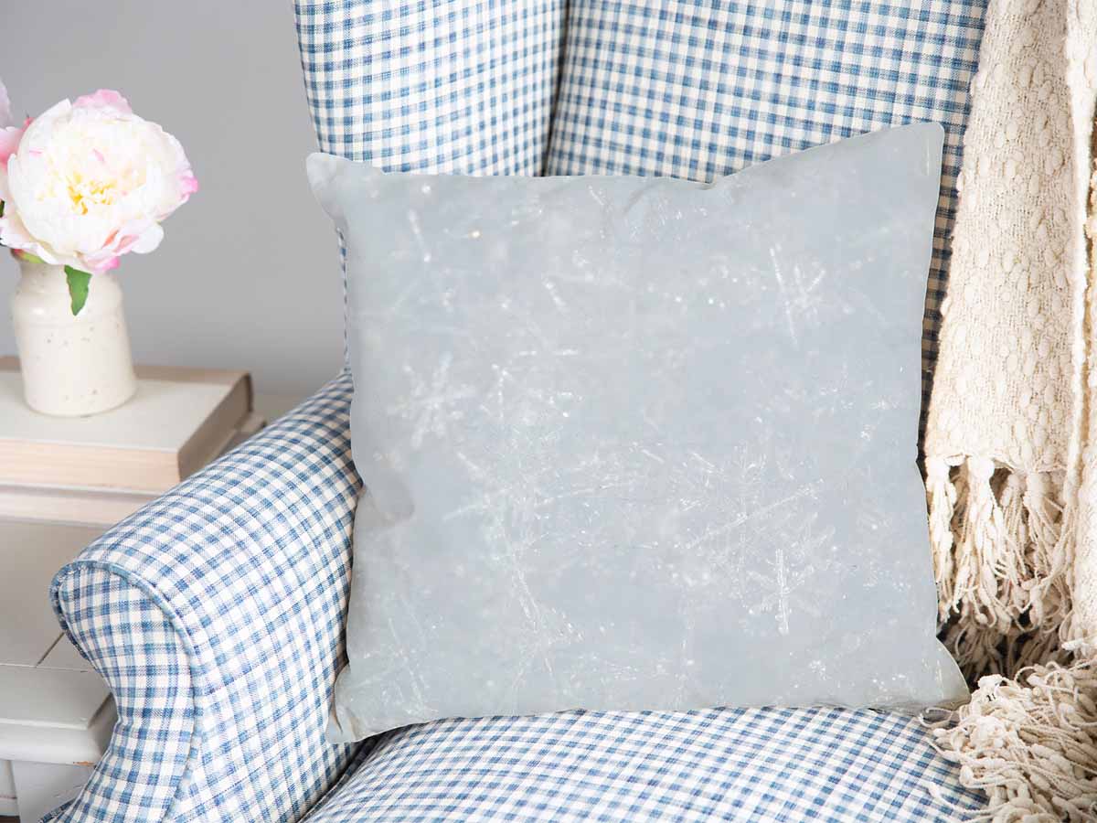Almohada de salud gris con copos de nieve