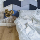 Set de ropa de cama con manta terapéutica gris con patrón blanco
