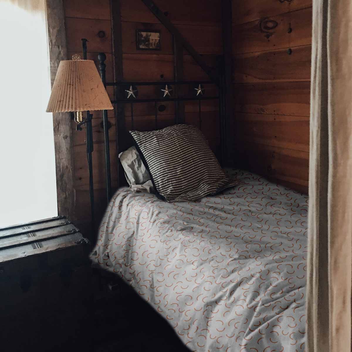 Juego de ropa de cama con mantas terapéuticas blancas con semicírculos