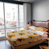 Set de ropa de cama con mantas terapéuticas y formas amarillas