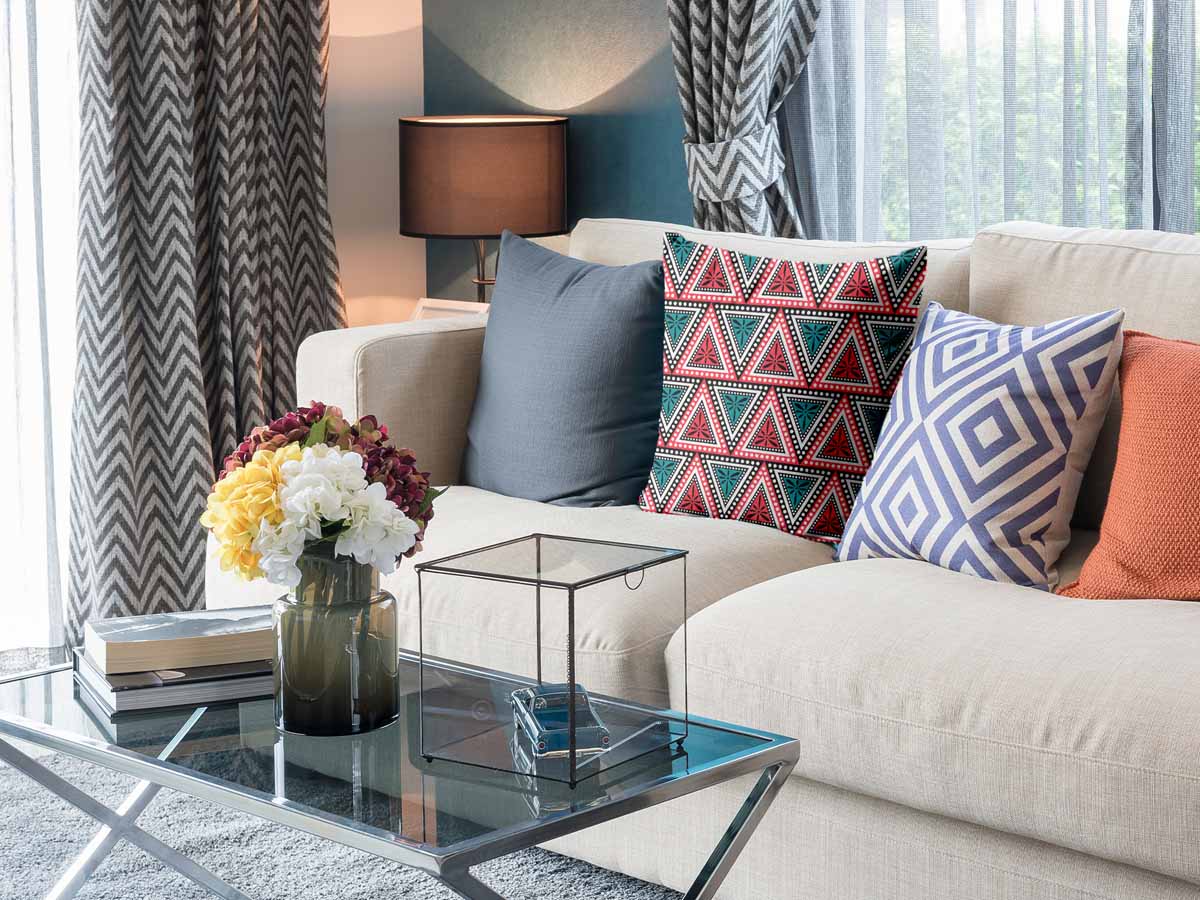 Almohada de salud con triángulos de colores