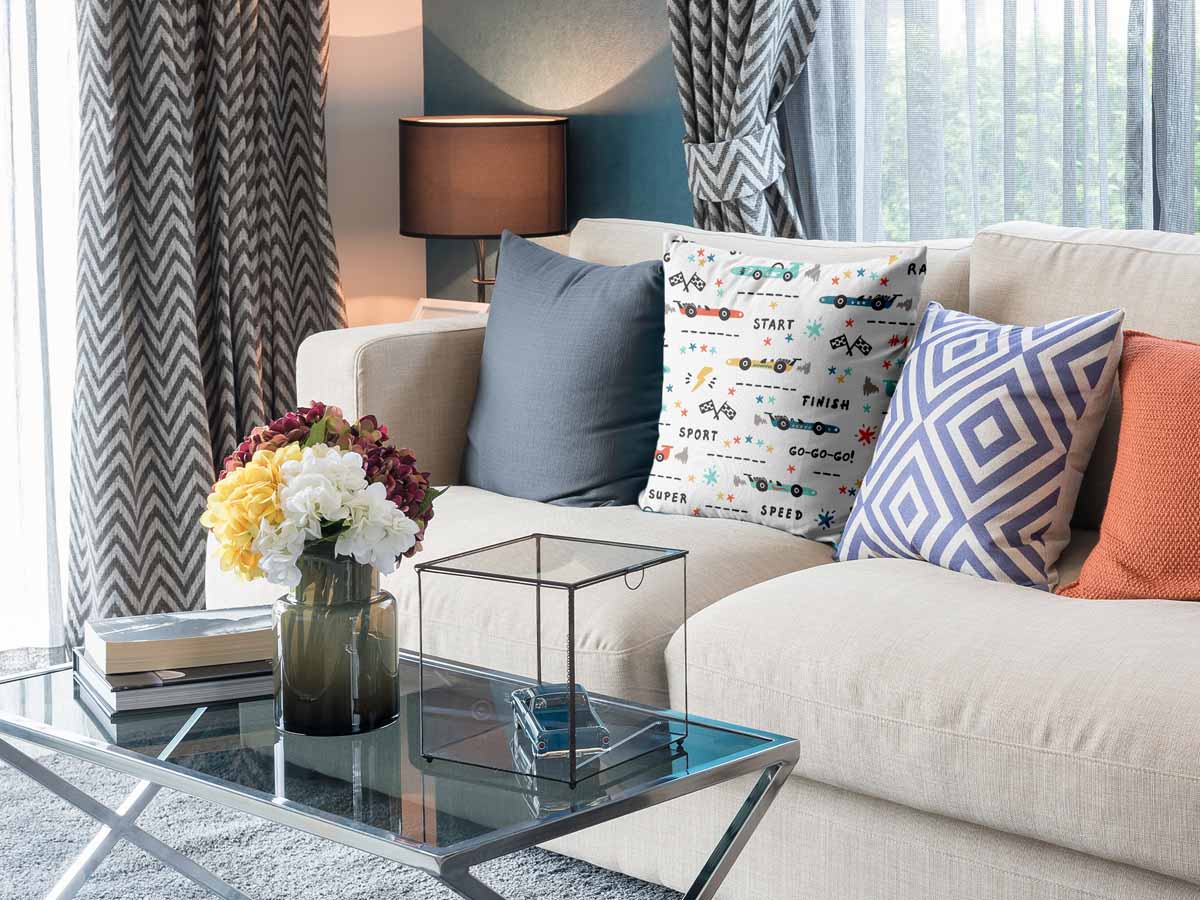 Almohada de salud blanca con coches de carreras