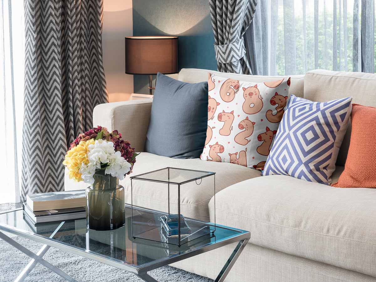 Almohada de salud blanca con números y cerdos