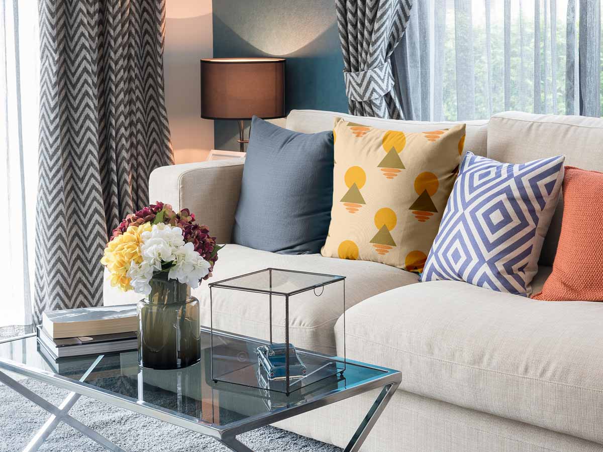 Almohada de salud con formas amarillas