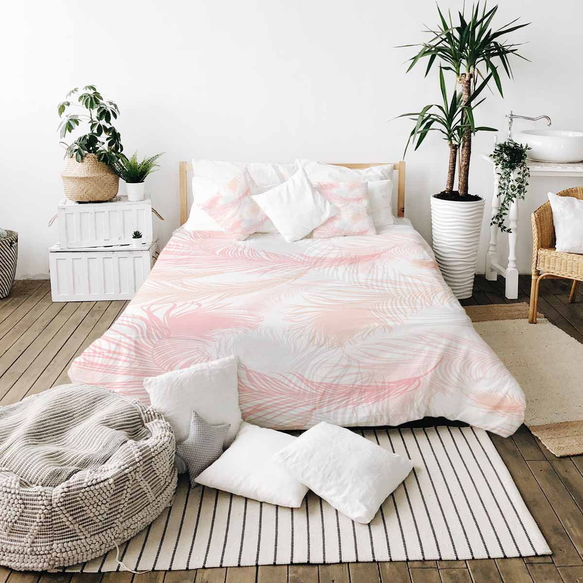 Juego de ropa de cama con manta terapéutica blanca con plumas rosas