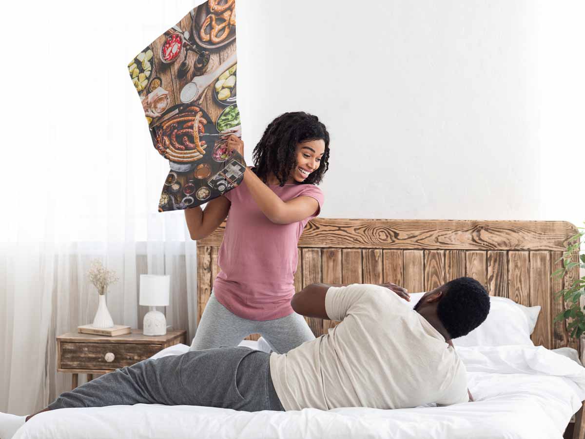 Almohada de salud con plato de salchichas