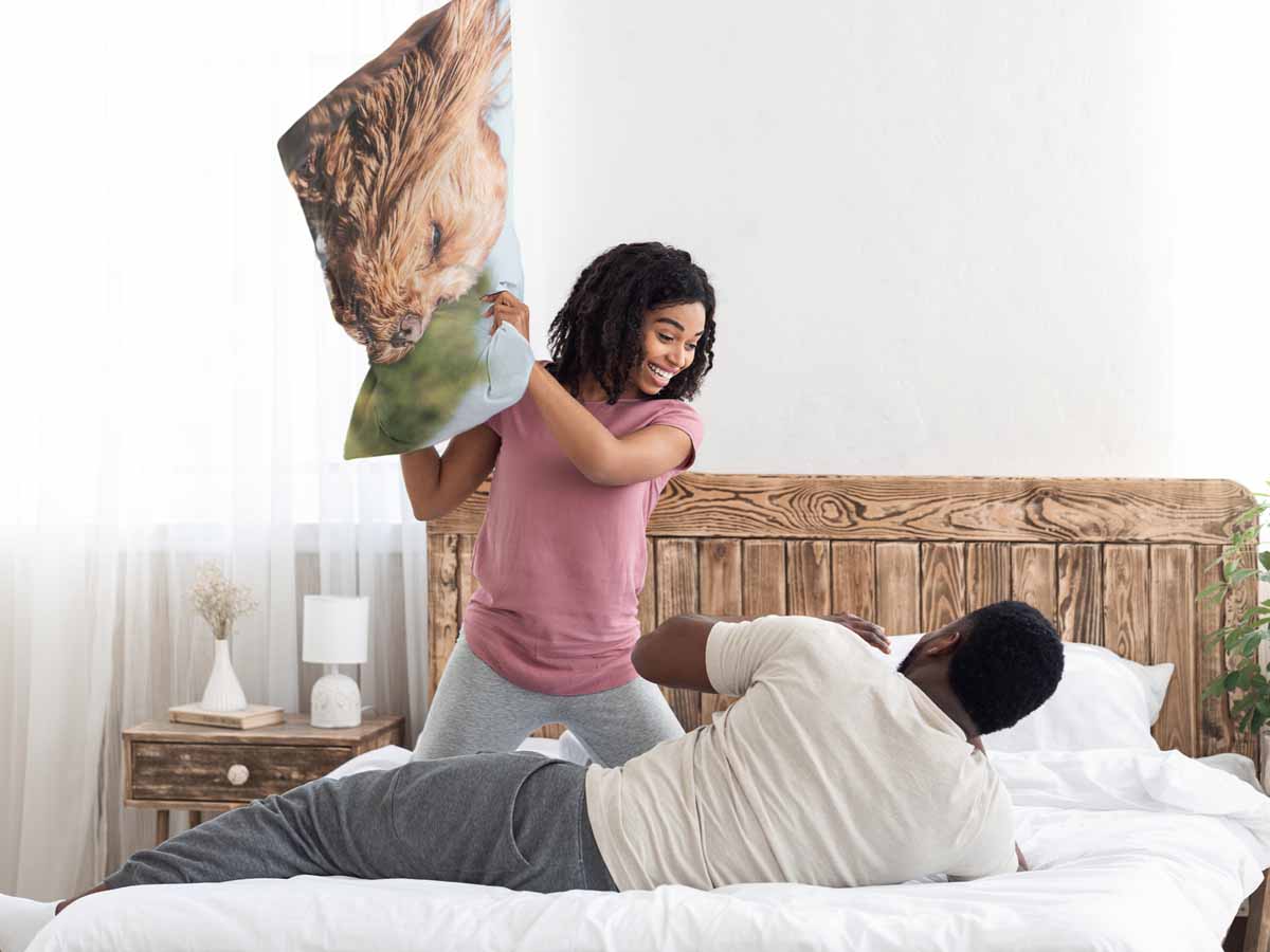 Almohada de salud con perro en el coche