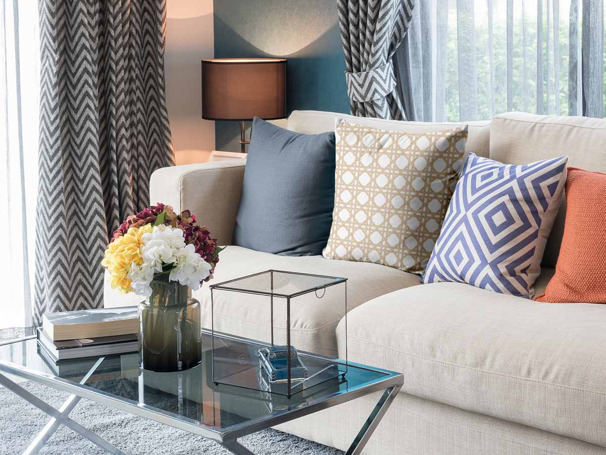 Almohada de salud blanca con círculos beige