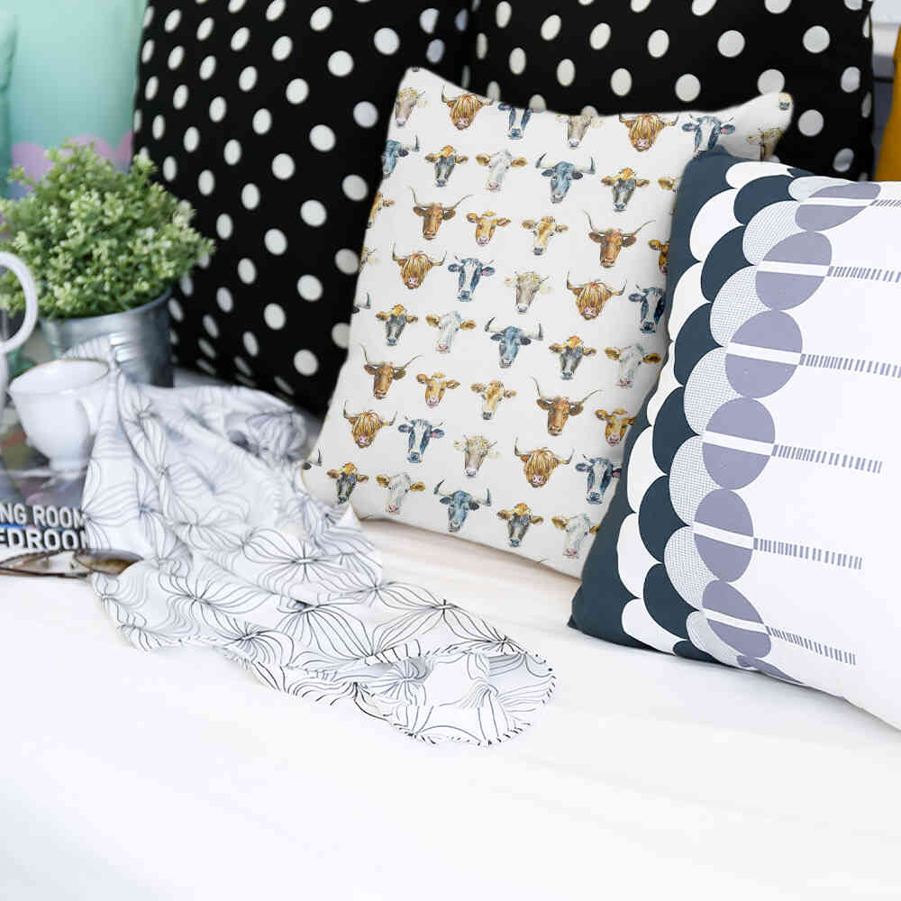 Almohada de salud blanca con cabezas de toro