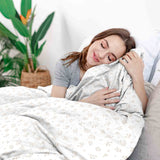 Set de ropa de cama con mantas terapéuticas y delicados ramos de flores