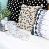 Almohada de salud blanca con muchas gallinas