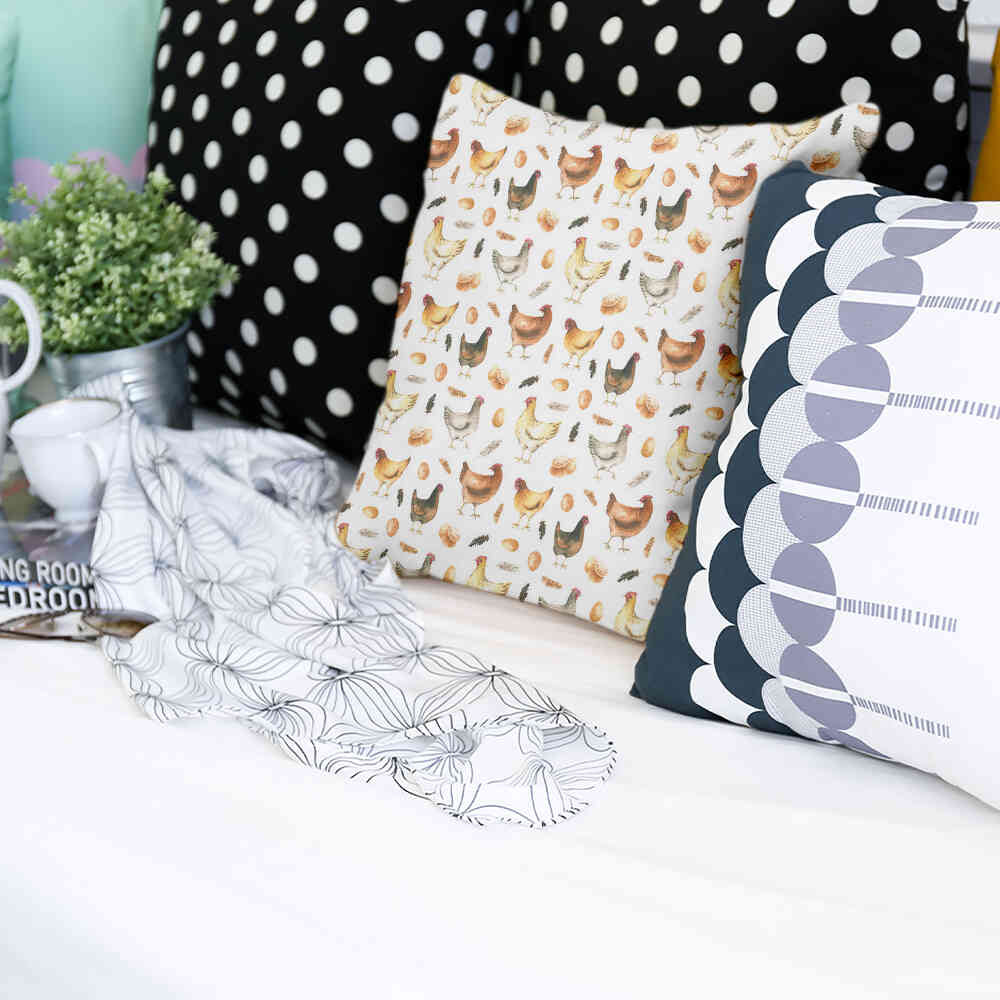 Almohada de salud blanca con gallinas