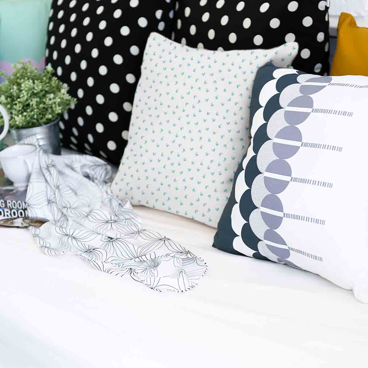 Almohada de salud blanca con corazones azules