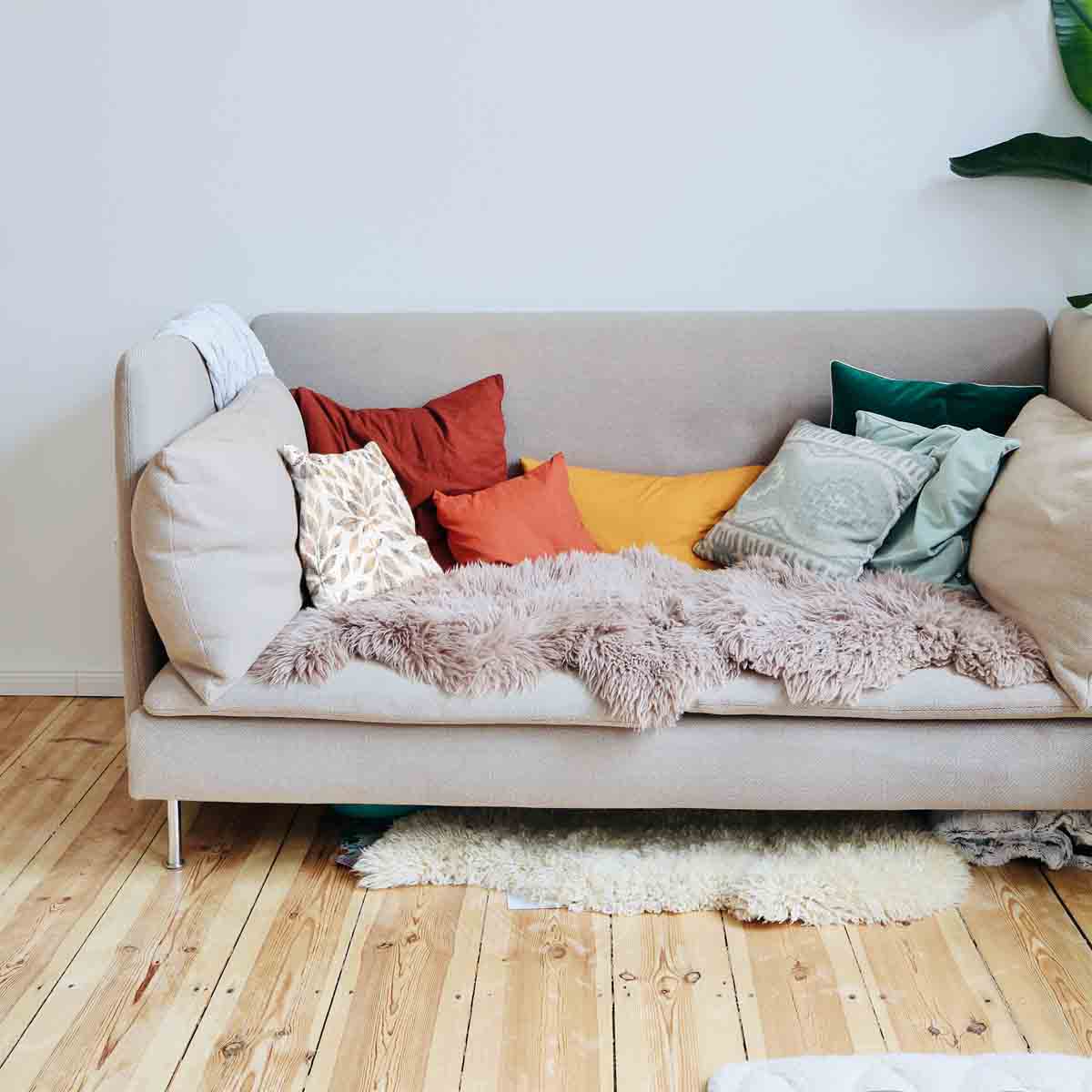 Almohada de salud blanca con ramas marrón claro