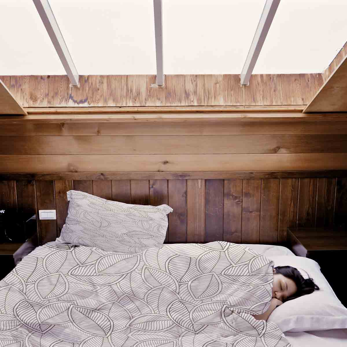 Set de ropa de cama con mantas terapéuticas y hojas de palma grises